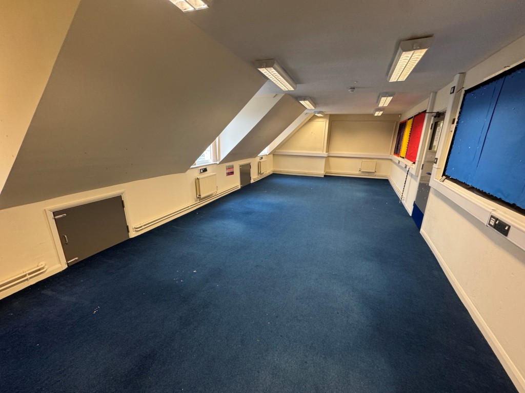 Lot: 92 - FOUR STOREY FREEHOLD BUILDING WITH POTENTIAL - Top floor office room 1